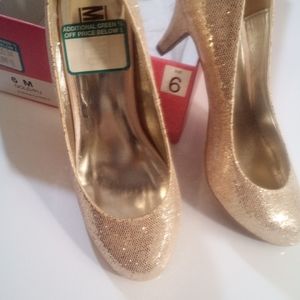 Mix No 6 Glitter Gold Party Pumps Size 6M like new.